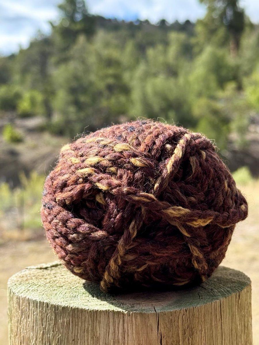 PurlsAndPixels's tweet image. Happy Fall! 🍂 Let’s get into the autumn knitting treads this year. 🧶 Spoiler: just pick brown yarn.🧣 Read more at purlsandpixels.com/dont-stress-ju…