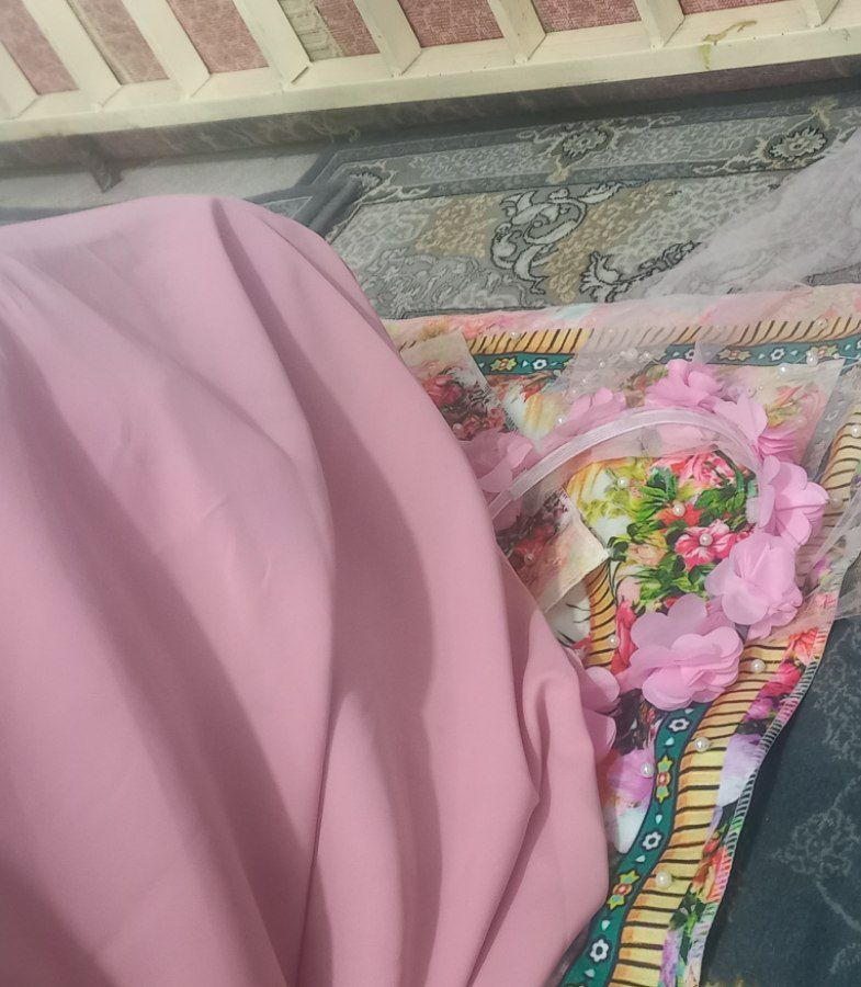 صف نماز پر از آرامش شد وقتی دیدم یه صورتی پوش کنارم به سجده رفت...
