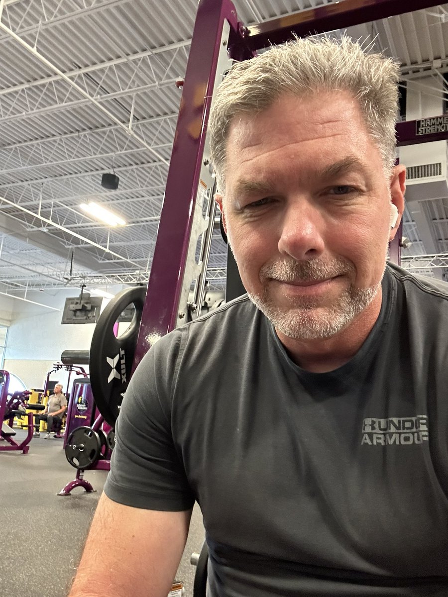SteveHammActor's tweet photo. Knocked out multiple chest + leg exercises to kick off the week strong 🔥 
Monday grind = done. 

#MondayWorkout https://t.co/9QsvBaQod5