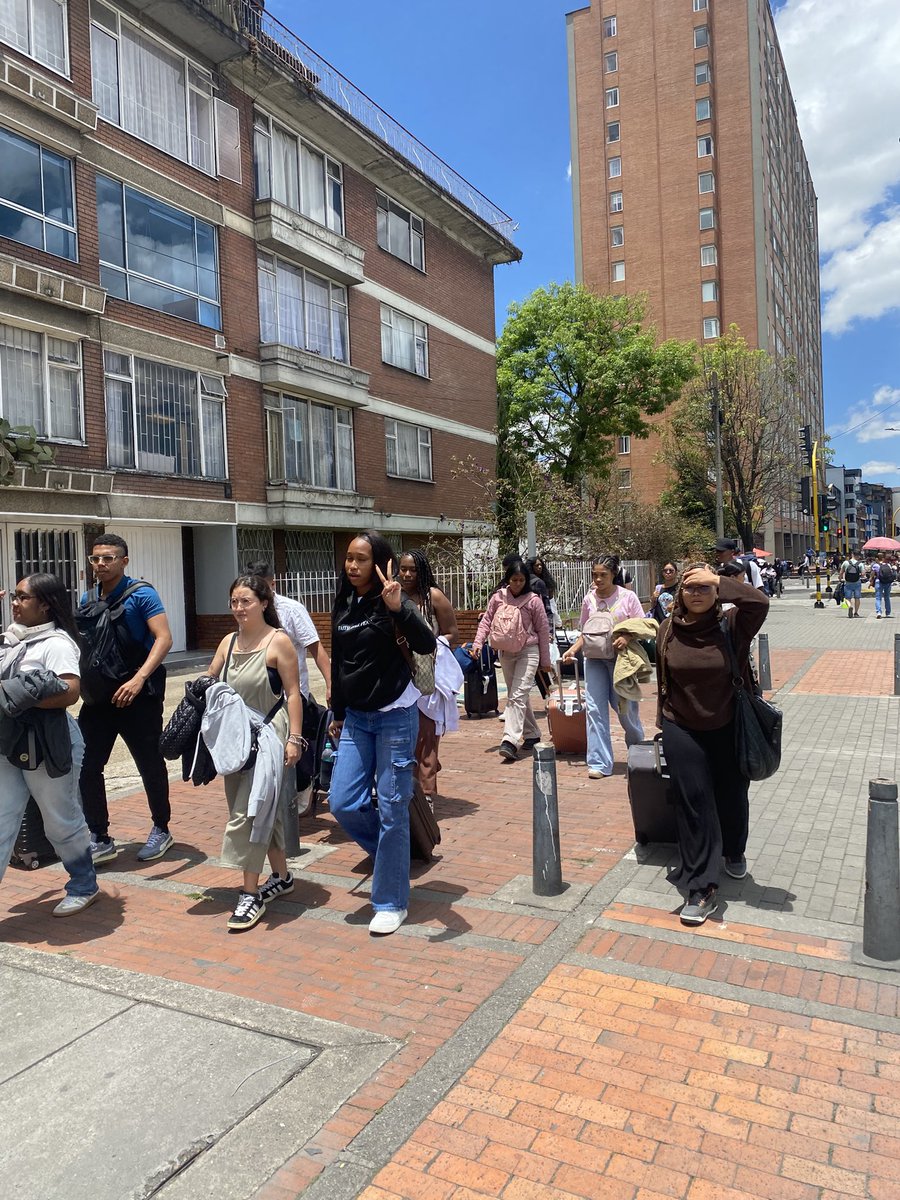 Ayer llegaron a Bogotá nuestros 30 estudiantes del programa de Derecho que se ofrece en la sede Tumaco UN. Muchos visitan la ciudad por primera vez. Tendrán una semana de actividades académicas/recreativas y nos emociona recibirlos en nuestro campus. La FDCPS construyendo país!