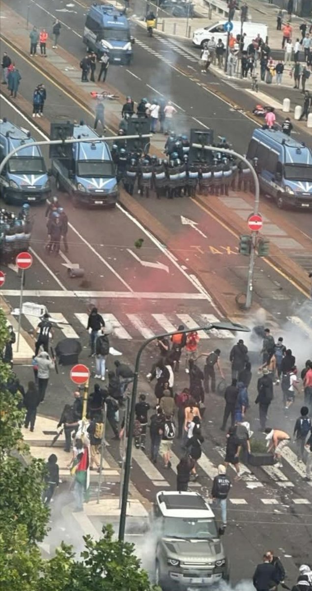 "θα μπλοκάρουμε τα πάντα, ελεύθερη Παλαιστίνη".

Ιταλία

Διαλέξτε πλευρά στο οδοφράγμα