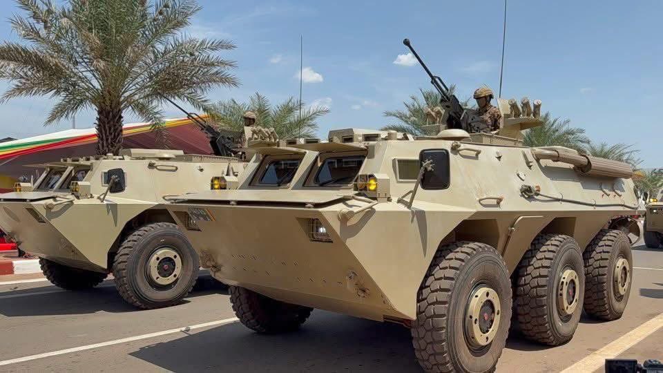 MaliTransition's tweet image. #Mali 🇲🇱 #FAMa | C’est pas du Film ni de IA Même les pires et plus redoutables adversaires du Mali ont été surpris aujourd&apos;hui. Les gars ont du feu 🔥 à gogo. La sérénité se lit également dans leurs gestes. Il faut le leur reconnaître. En image la cérémonie de la 65e anniversaire…