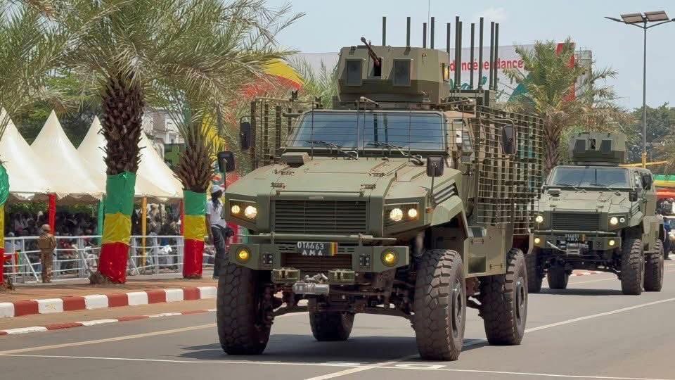 MaliTransition's tweet image. #Mali 🇲🇱 #FAMa | C’est pas du Film ni de IA Même les pires et plus redoutables adversaires du Mali ont été surpris aujourd&apos;hui. Les gars ont du feu 🔥 à gogo. La sérénité se lit également dans leurs gestes. Il faut le leur reconnaître. En image la cérémonie de la 65e anniversaire…