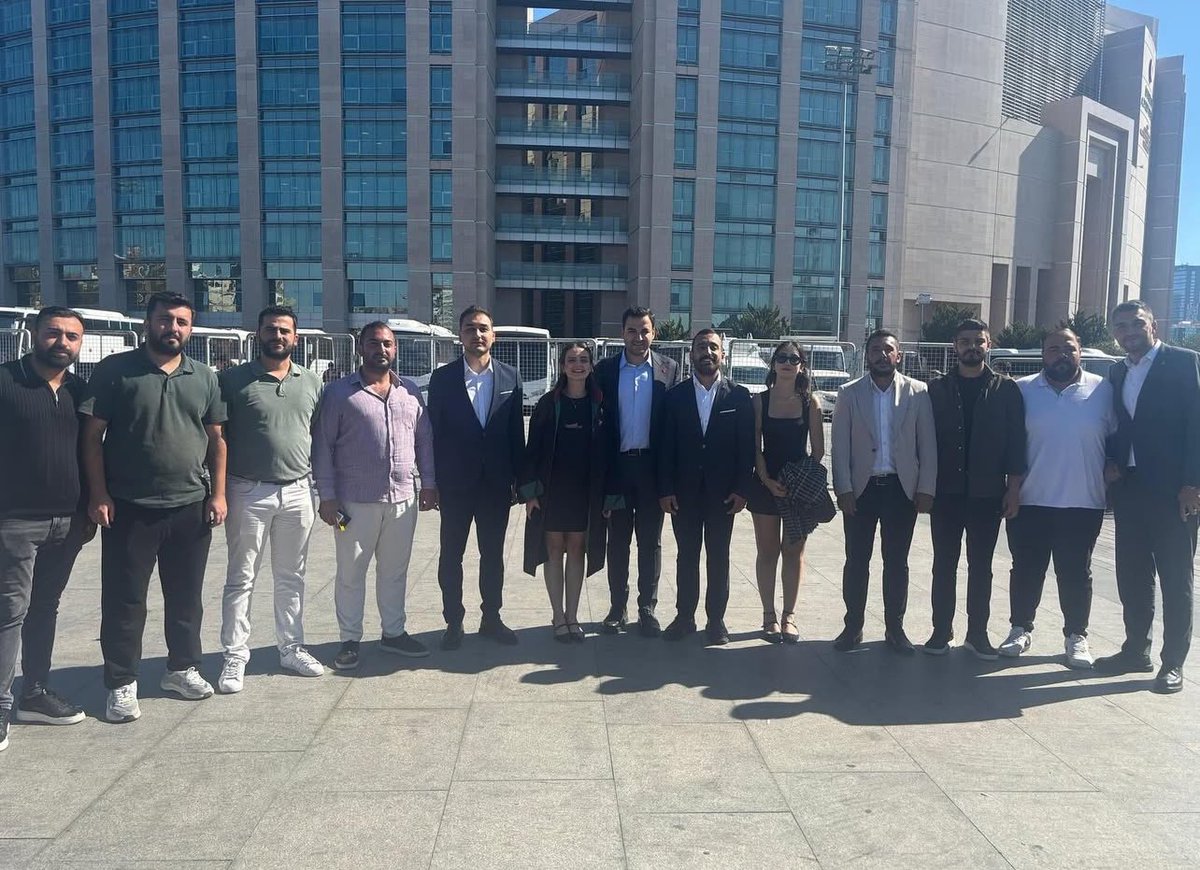 CHP İstanbul İl Başkanımız Özgür Çelik, GK İl Başkanımız Erdem Kara ve parti yöneticilerimizin yargılandığı davayı; İl yöneticilerimiz, GK başkanlarımız ve özgürümüzle takip ettik. Siyasi baskılarla bizleri yolumuzdan çeviremezsiniz.