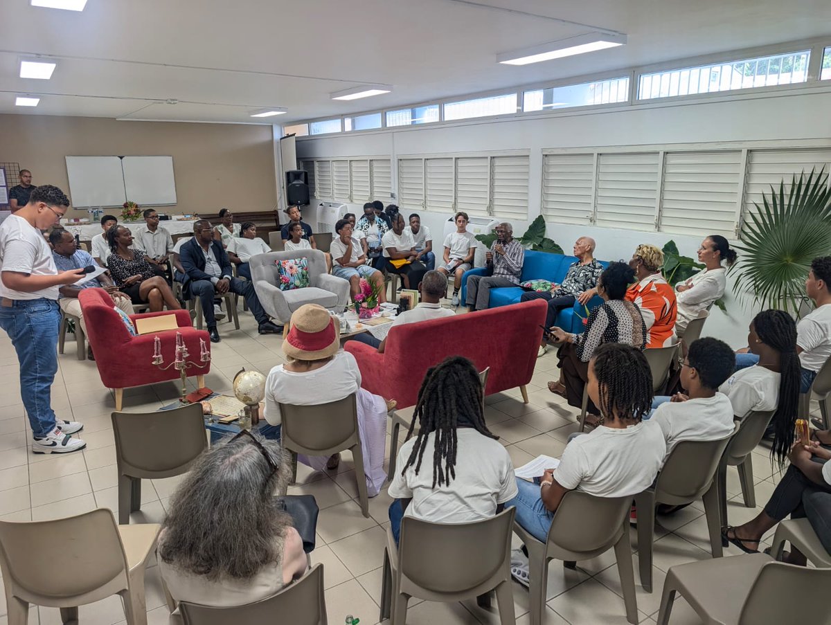 À l'occasion du cinquantenaire de la mort de l'illustre écrivain et poète guadeloupéen Saint-John Perse, les 3eA du @clg_Sadicarnot, avec leur professeure Mme GAEL Martine, ont partagé un thé littéraire avec Daniel Maximin ce 18 septembre. <a href="/AcGuadeloupe/">Académie de la Guadeloupe</a>
@gfioni @villepap