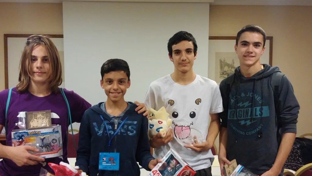 Hoy revisando fotos antiguas me he encontrado esta del top4 de seniors del regional de Madrid de VGC15.

en Diciembre va a hacer 10 años y yo sigo siendo el mismo Friki que entonces :p
