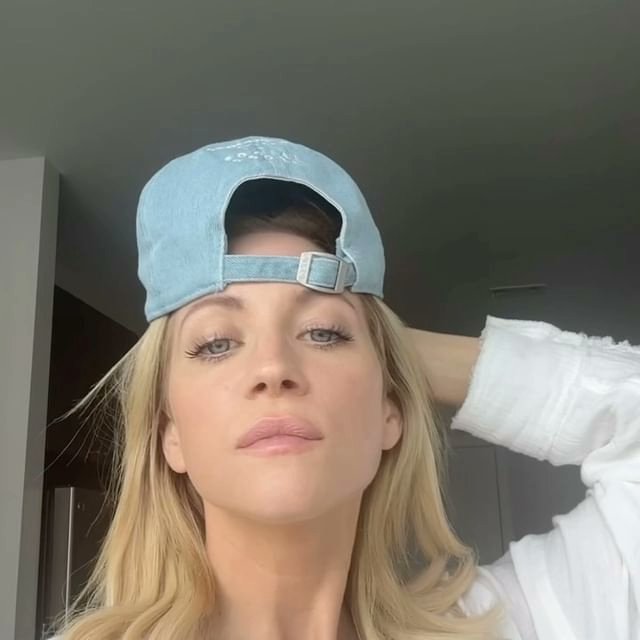 brittanysnow's tweet photo. missing brittany snow in a backwards cap hours https://t.co/63ni9fqnsv