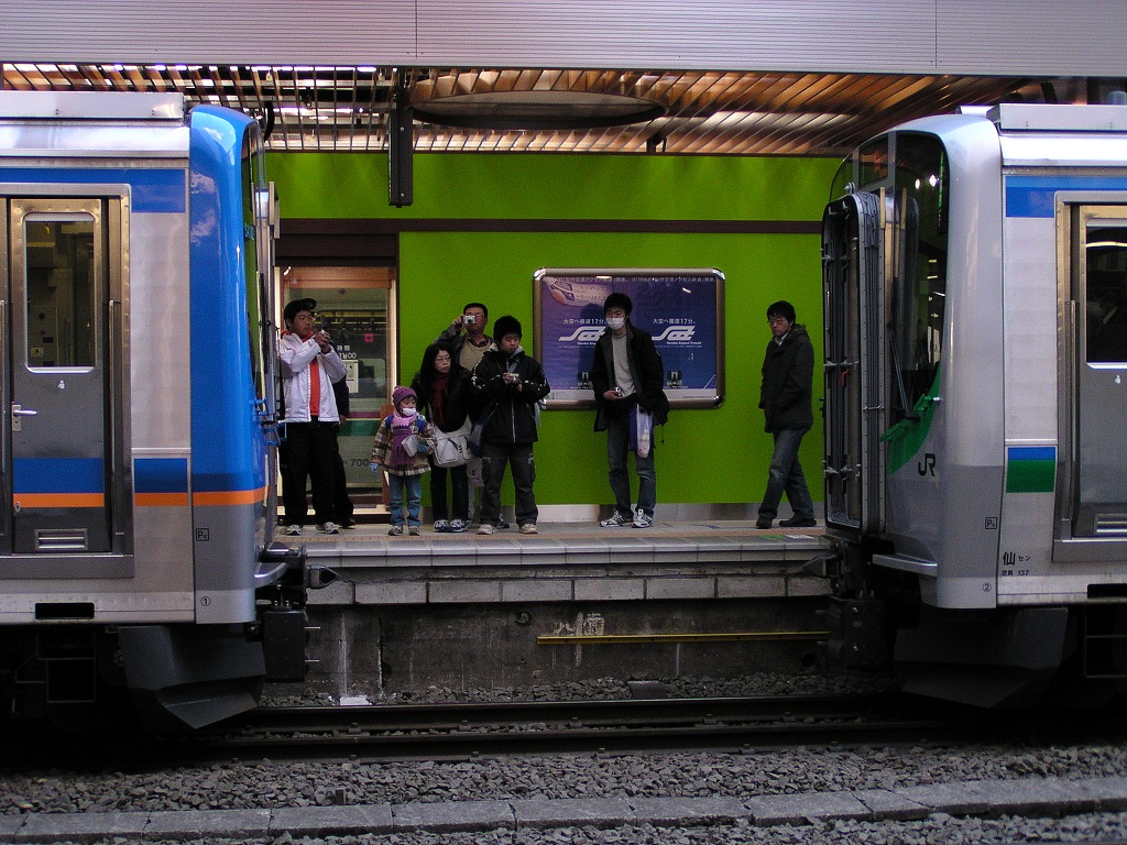 sentetsuED75103's tweet image. 2007年3月18日。455系引退劇と同時にスタートした仙台空港アクセス線の歴史。
3・4番線に作られた店も懐かしいがこれももはやなく…
そしてこの3月以降、残された僅かな運用に455系・417系・717系があたっていたが、417系は7月、455・717系は10月で運用を終えた。