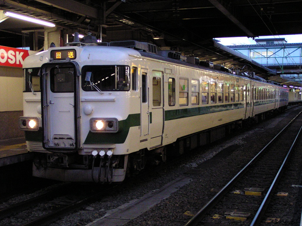 sentetsuED75103's tweet image. 2007年3月18日。455系引退劇と同時にスタートした仙台空港アクセス線の歴史。
3・4番線に作られた店も懐かしいがこれももはやなく…
そしてこの3月以降、残された僅かな運用に455系・417系・717系があたっていたが、417系は7月、455・717系は10月で運用を終えた。