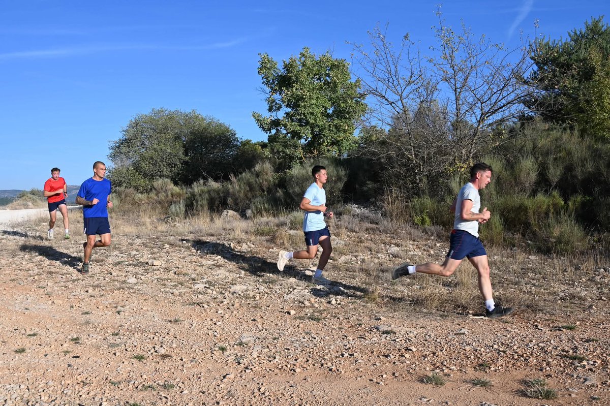 1RCA_canjuers's tweet photo. Partout premier !
Les chass d’Af’ se sont élancés ce vendredi pour un cross de 8 km avec plus de 160 mètres de dénivelé positif.
Un parcours exigeant sur les chemins escarpés du camp de #Canjuers.
#ArméeDeTerre #SoldatsOps #PrépaOps #DéTERREmiNation https://t.co/lYzpE5l8Jk