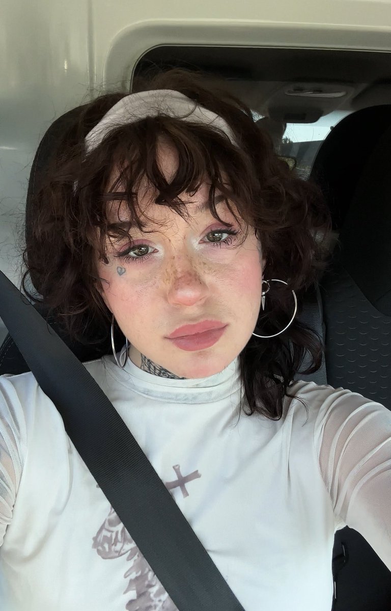 Na? Wer will sich wie eine kleine Kreditkarte ausnehmen lassen? 🎀

Heute auf dem Speiseplan stehen Simps und ich hab hunger auf euer Konto 🤭