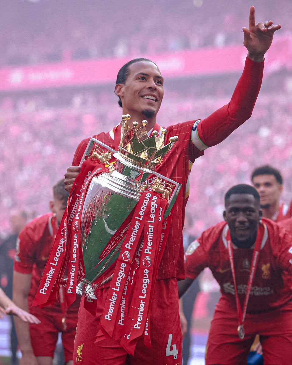 _bubblxs's tweet photo. Captained his team to the hardest domestic league title in the world.

Was top 2 most important players in that side.

Best defender in the world.

Across the board, faultless 

= 28th 😂😂😂 https://t.co/rwbIlWBJgt