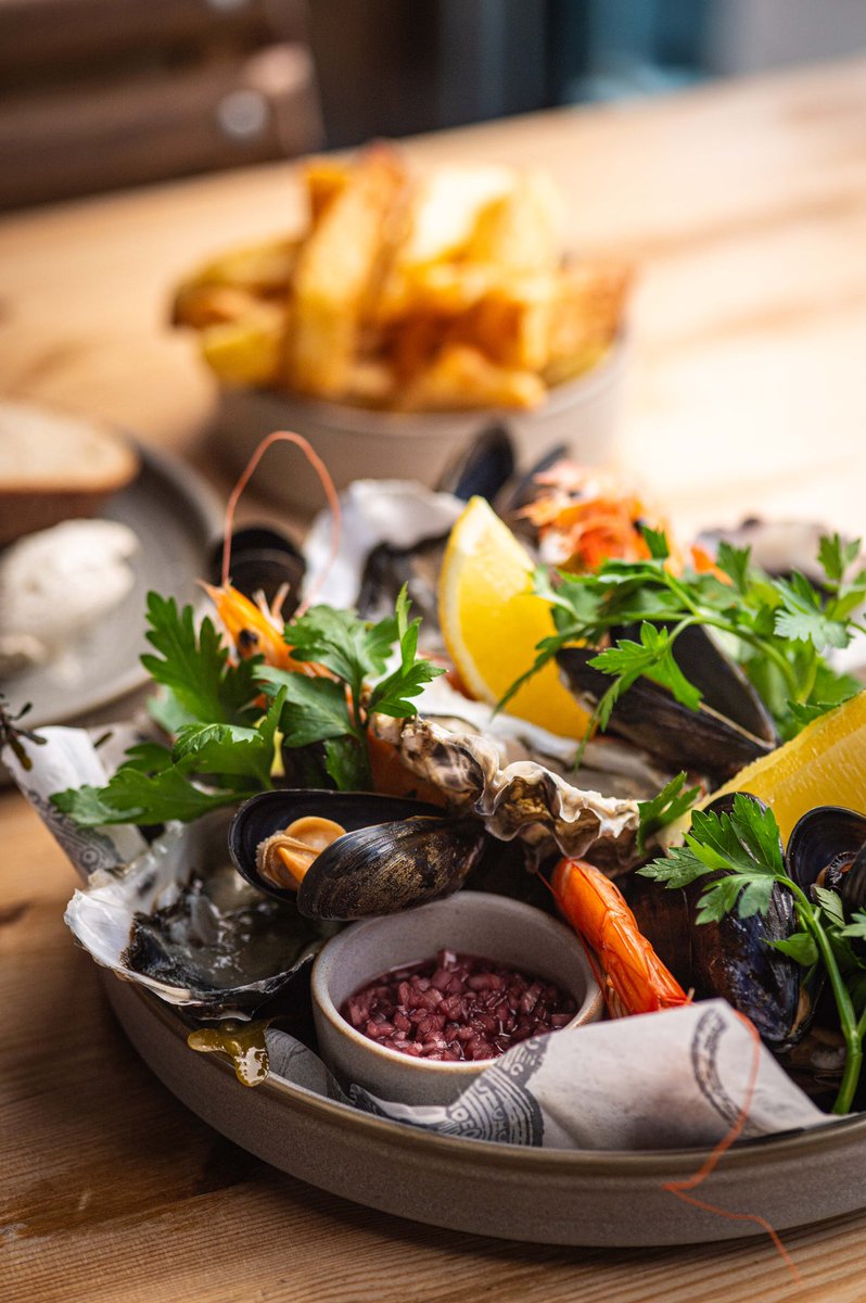 Our Scallop Shell shellfish plate - with Portland rock oysters, freshly boiled Atlantic prawns and River Fowey mussels - served with chips, homemade dips and Lievito sourdough. Perfect for sharing as a starter, or devouring yourself! 🦐🥂🦪

#shellfishplate #mondaymood