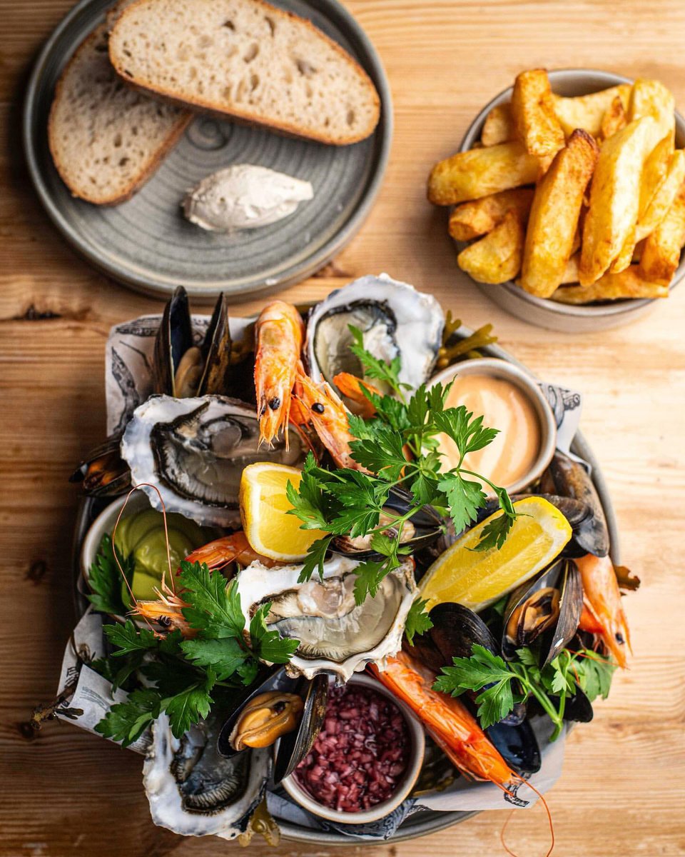 thescallopshell's tweet image. Our Scallop Shell shellfish plate - with Portland rock oysters, freshly boiled Atlantic prawns and River Fowey mussels - served with chips, homemade dips and Lievito sourdough. Perfect for sharing as a starter, or devouring yourself! 🦐🥂🦪

#shellfishplate #mondaymood