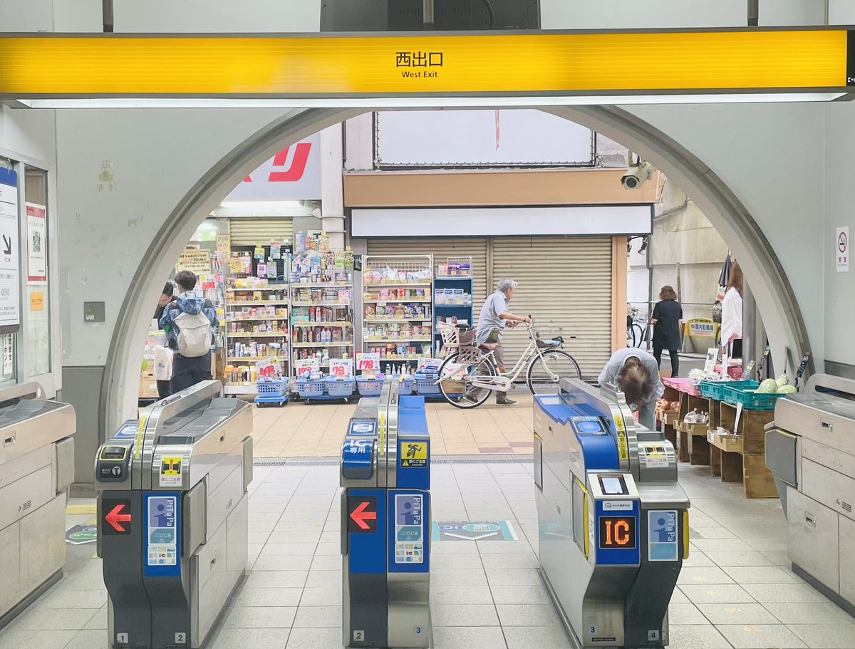 友人に会いに京阪の千林駅を初めて訪れた。改札のすぐ向こう側にはアーチ型に切り取られた商店街の景色が広がる。
映画や舞台のワンシーンみたいに、いろんな人の生活が行き交っているように見えて、少し立ち止まって見入ってしまった。