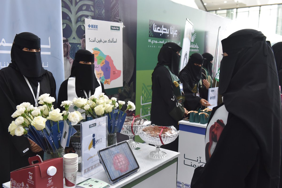 Najran_Univers's tweet photo. وقد حظي المعرض بزيارة عدد من منسوبات إدارة التعليم بمنطقة نجران، للاطلاع على ما تقدمه الأندية من مبادرات وطنية نابضة بالوعي والطموح، تعكس صورة مشرقة للطالب الجامعي بوصفه شريكاً فاعلاً في بناء مستقبل الوطن.

#عزنا_بطبعنا https://t.co/5rI1sUCZQx