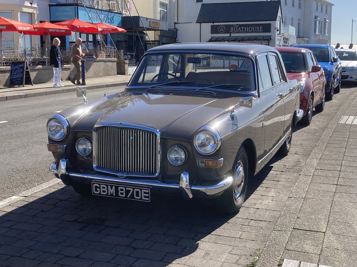 monkey_hut's tweet photo. A nice spot today, I thought this was a Rover P5 until I got closer but it was a lovely example of a Vanden Plas Princess 4-litre R.
#carspotting #classiccars #vandenplas #bmc https://t.co/yhz6mpIJNQ