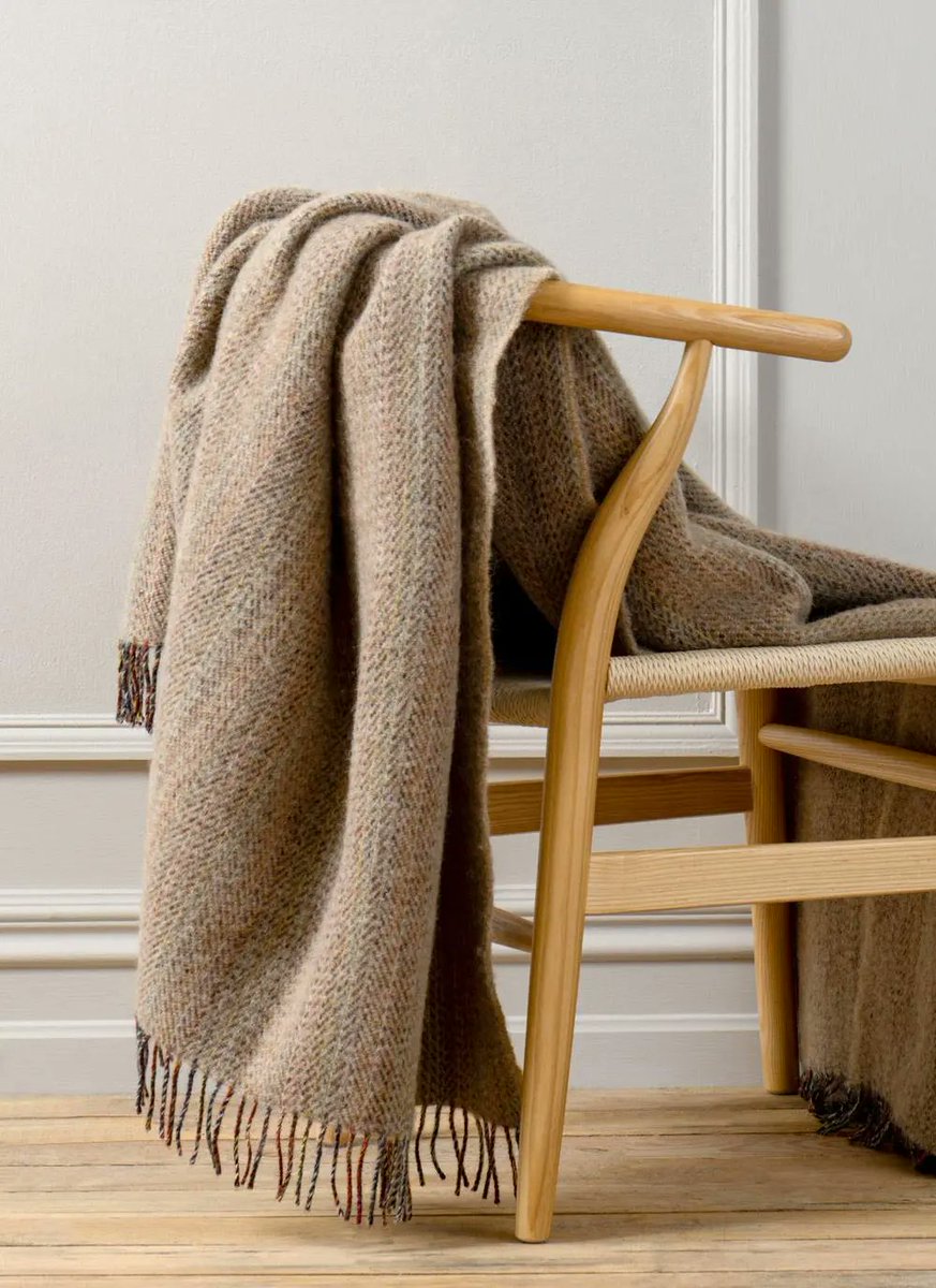 Blarney_Mills's tweet image. ✨ A heritage accent for your home ✨
Woven from the finest wool, our Oatmeal Tweed Throw blends beige with flecks of blue, yellow, red &amp;amp; green for a timeless, multi-tonal finish.
#BlarneyWoollenMills #IrishWool #WoolThrow #HeritageCraft