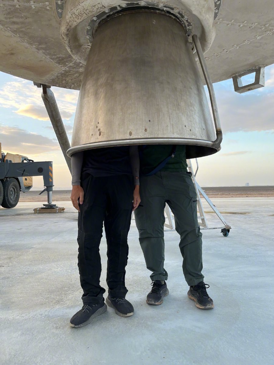 AstroDesires's tweet image. "Hey, can you click a photo for us?"

"Yeah sure"

The photo: