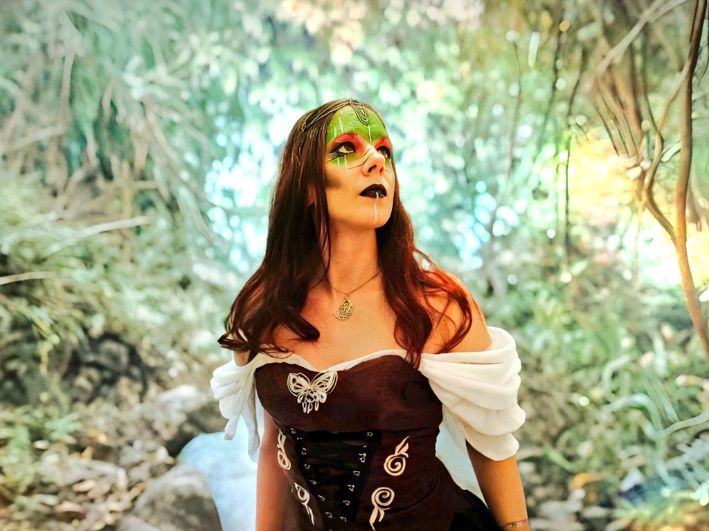 🍂 Aujourd’hui, je célèbre l’équinoxe d’automne, ce moment où la lumière et l’ombre se rencontrent en parfait équilibre.
À travers ce shooting, j’ai voulu incarner cette transition, cette danse entre ce qui se termine et ce qui commence.

Mabon est pour moi un temps de gratitude,