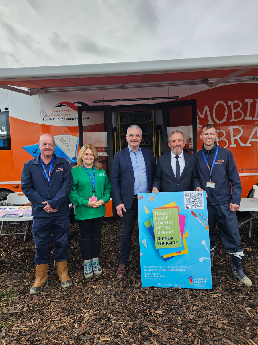DeptRCDG's tweet photo. Ministers @daracalleary &amp; @jerrybuttimer encourage people to visit their local library this Saturday

National Public Libraries Open Day
📅 Sat 27 Sept

More info> https://t.co/YsSlSgXLmd

@librariesire @lgmaIreland

#TakeaCloserLook https://t.co/1ZGna3JoLf