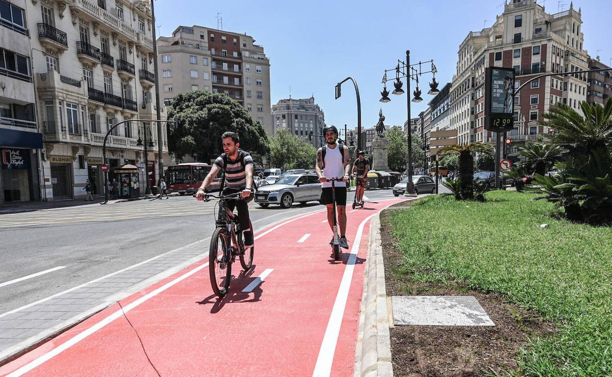 En 2015 un alcalde llega a su primer día de trabajo en el ayuntamiento de Valencia… en bici 🚲

En 8 años pasó de tramos sueltos a casi 190 km de red ciclista.

Spoiler: no fue un camino de 🌹🌹

Mañana martes te lo cuento en un nuevo #VeranoUrbano 👇