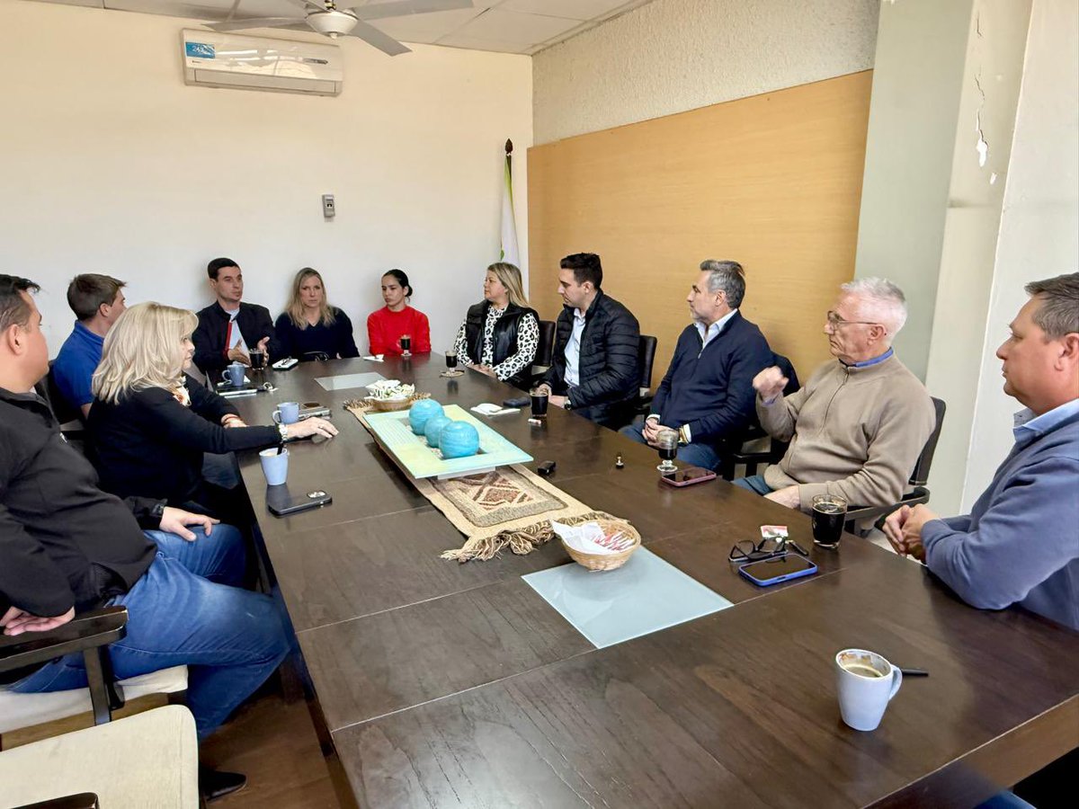 El intendente de Devoto, Adrián Rinero, nos recibió con parte de su gabinete para conversar sobre el presente de nuestra provincia y nuestro país. Sólo con motosierra no se puede gobernar 4 años; es necesario un programa económico, bajar la presión fiscal en Argentina y buscar