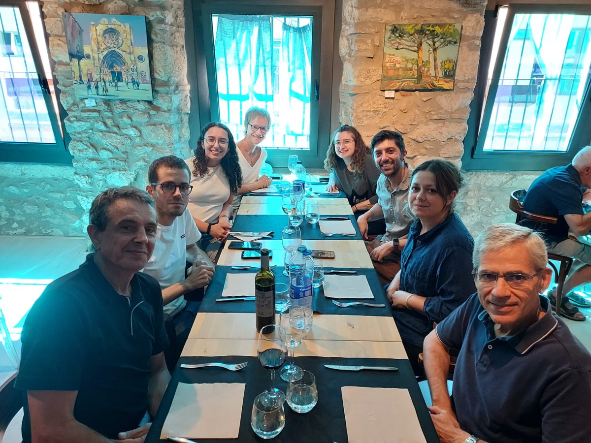Avui hem fet el primer dinar de grup del 2025-2026! Havíem de celebrar moltes coses: noves incorporacions, contractes predoctorals, promocions!
--
Today we had our first group lunch for 2025-2026! We had lots to celebrate: new members, predoctoral contracts, promotions!