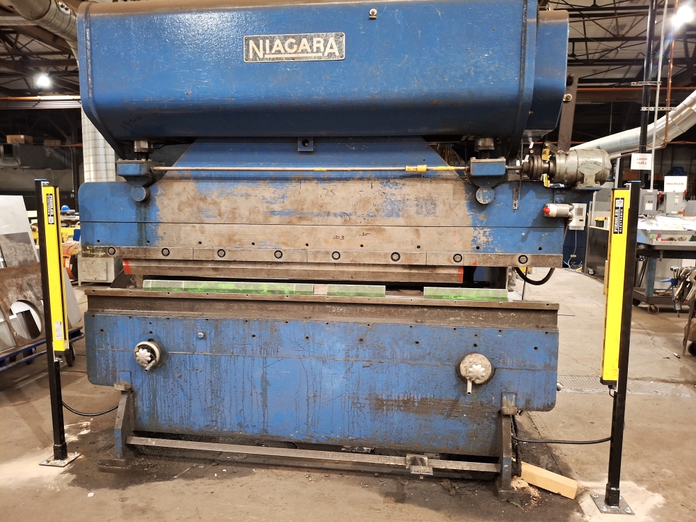 pressbrakesafe's tweet photo. We just finished installing (3) Fiessler safety light curtain systems on two Niagara and one Cincinnati mechanical press brake.
#pressbrake #lightcurtain #lightcurtains #fiessler #pressbrakesafety #manufacturing #fabrication #pressbrakeguarding #metalworking @Cincinnati_INC https://t.co/uBVNM4oEog