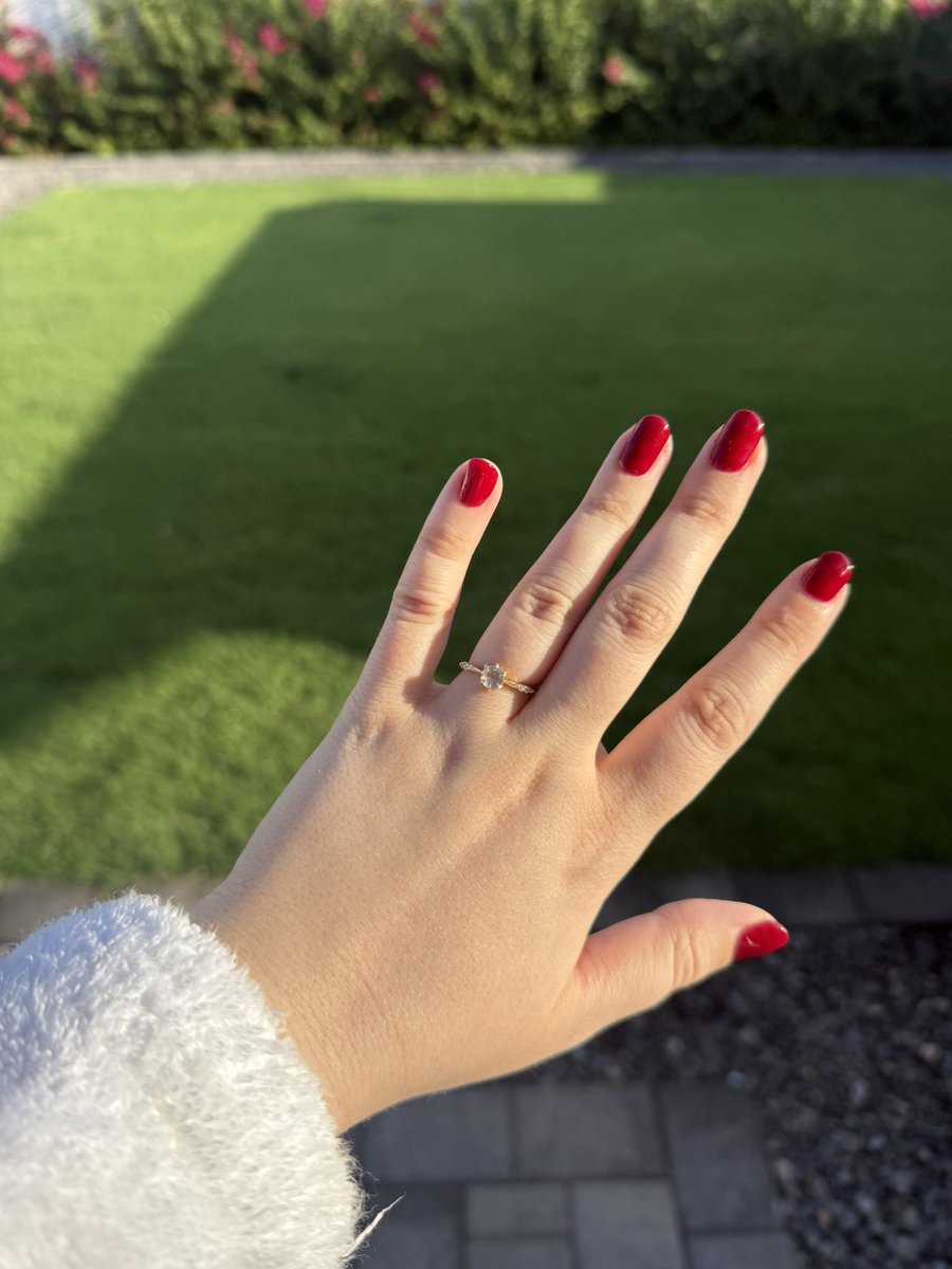 countthemoon's tweet image. I still think I have the prettiest engagement ring 🥰 he did so good!