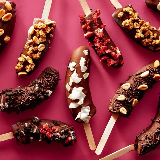 Frozen_Spoon_1's tweet image. 🍫🍌 Frozen, fun, and oh-so delicious!

Our chocolate-dipped bananas come loaded with your favorite toppings - peanuts, sprinkles, coconut, and more. 

Perfect for a sweet treat that’s just as fun to eat as it is to share.

#FrozenTreats #SweetAndSimple #DessertGoals