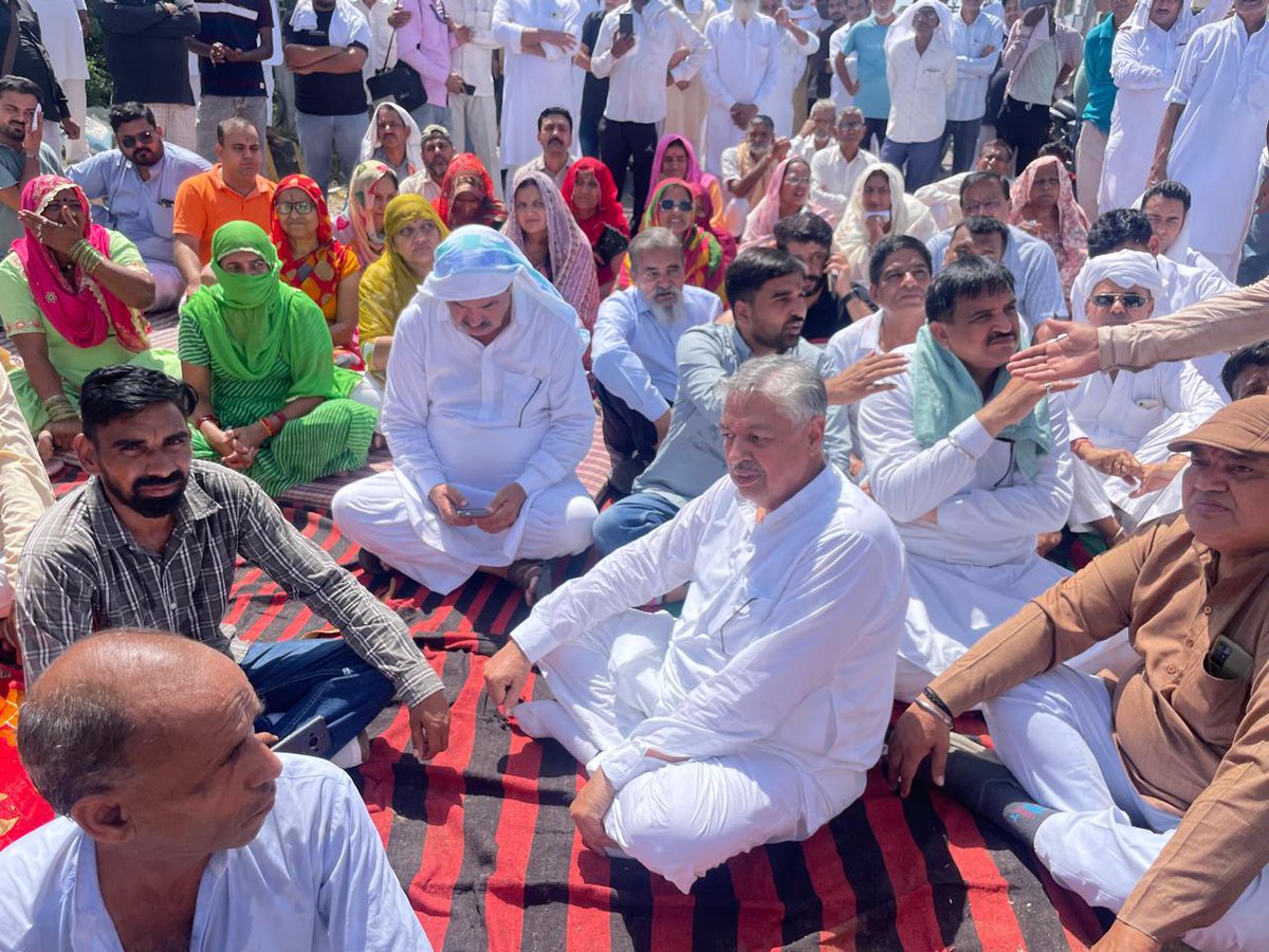 AbhimanyuP00NIA's tweet photo. संगरिया शहर में कचरा निस्तारण की गंभीर समस्या, जगह-जगह फैली गन्दगी, पानी निकासी व अन्य अव्यवस्थाओं के निराकरण के लिए जारी धरने में शामिल हुआ। ये जनसमस्या शहर में रहने वाले आम नागरिक, व्यापारी की पीड़ा है। प्रशासन, सरकार इस दिशा में उचित कदम उठाकर शहरवासियों को राहत प्रदान करें।
@officialkharra  @DmHanumangarh