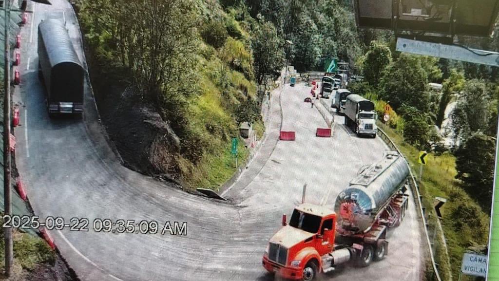 ⏰ A esta hora
Así está la movilidad en la vía al Llano:
➡️ Paso por la variante sentido Villavicencio–Bogotá hasta la 1:00 p.m.
↔️ Tráfico bidireccional desde el peaje Naranjal hasta el sector de Mesa.
🚦 Recuerde conducir con precaución.