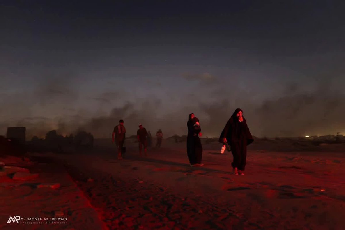 The photographer of this photo comments on it: "I saw the end of the world in Gaza..."
