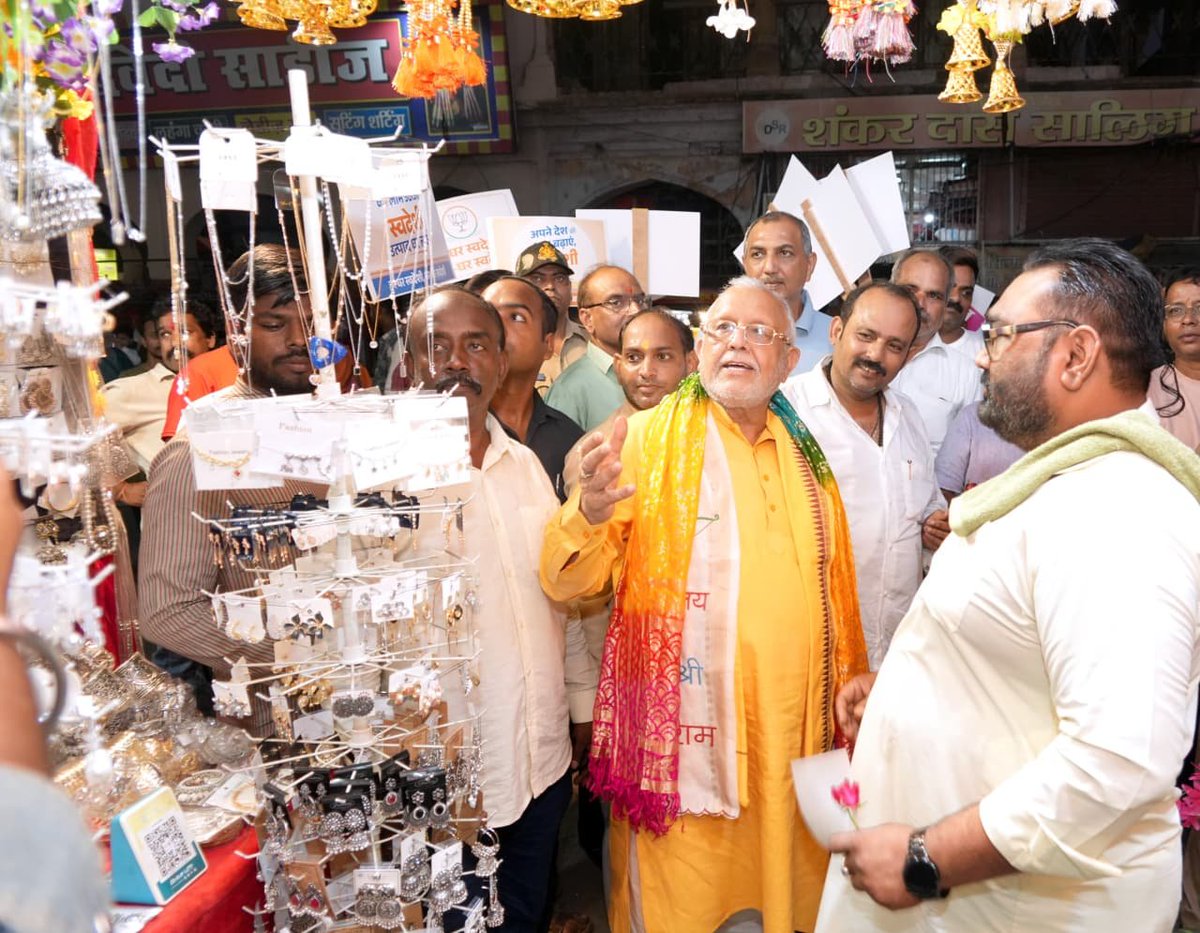 bstvlive's tweet photo. लखनऊ: अमीनाबाद में व्यापारियों से मिले मंत्री सुरेश खन्ना

➡GST रिफॉर्म का लाभ उपभोक्ताओं को मिले
➡GST दरों के कम होने से वस्तुएं सस्ती होंगी
➡आम उपभोक्ताओं की क्रय शक्ति बढ़ेगी- खन्ना 

#Lucknow #SureshKhanna #Aminabad @SureshKKhanna https://t.co/uIQQw2b5o3