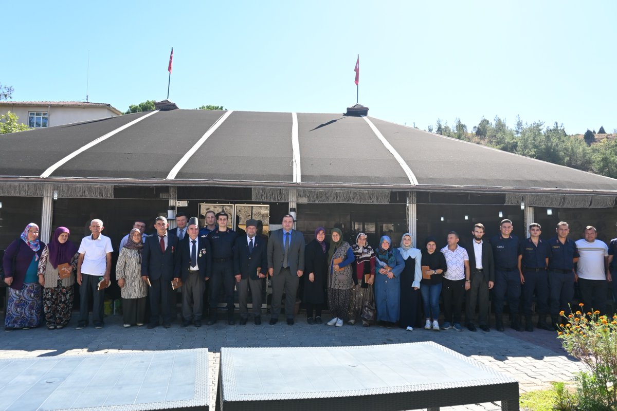Kaymakamımız Sayın Mücahit ÜNAL, Gaziler Günü münasebetiyle ilçemizdeki gazilerimiz, aileleri ve şehit yakınlarımız ile bir araya geldi.

Düzenlenen yemek programı vesilesiyle Sayın Kaymakamımız, devletimizin her daim gazi ve şehit yakınlarımızın yanında olduğunu vurgulayarak,