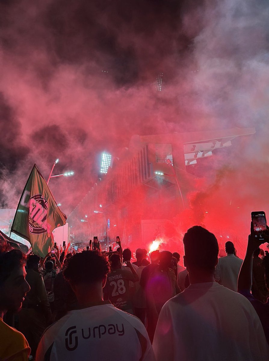 هم عُقلاء إلا في حب ناديهم
يتركون العقل جانبًا ويرددون
وما لذة العشق إلا للمجانين