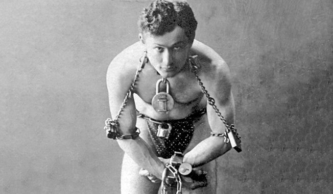 Silent stars.
306. Harry Houdini (1874 – 1926).
Cet illusionniste immensément célèbre tourna dans plusieurs films dans les années 10.