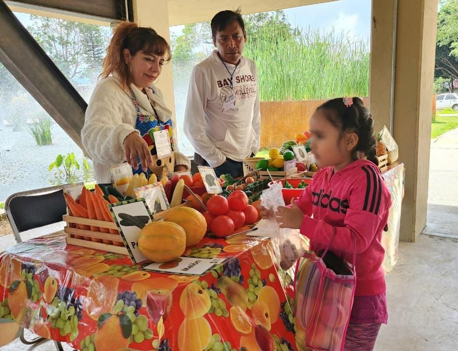 IEEPOGobOax's tweet photo. ¡Juegos y aprendizaje para toda la familia en el #ParquePrimavera!
En la #Divertiruta, organizada por el @DIF_Oaxaca, el IEEPO, a través de la Dir. de Com. Social, compartió El Mercadito, donde niñas y niños juegan, aprenden sobre salud y hábitos financieros
#QueSigaLaDiversión https://t.co/1MBfmxcZbQ