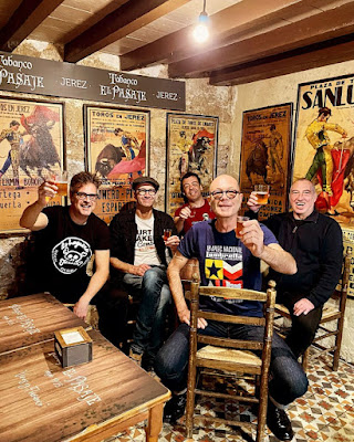 .<a href="/Brighton64bcn/">Brighton 64</a> presenta 'Se traspasa', su disco más agridulce... el último. Ahora bien, la despedida será sobre los escenarios en estos conciertos ▶️ radio-alberto.blogspot.com/2025/09/bright… | <a href="/bcoredisc/">BCore Disc</a> <a href="/AliciaMusica/">Alicia Música</a>