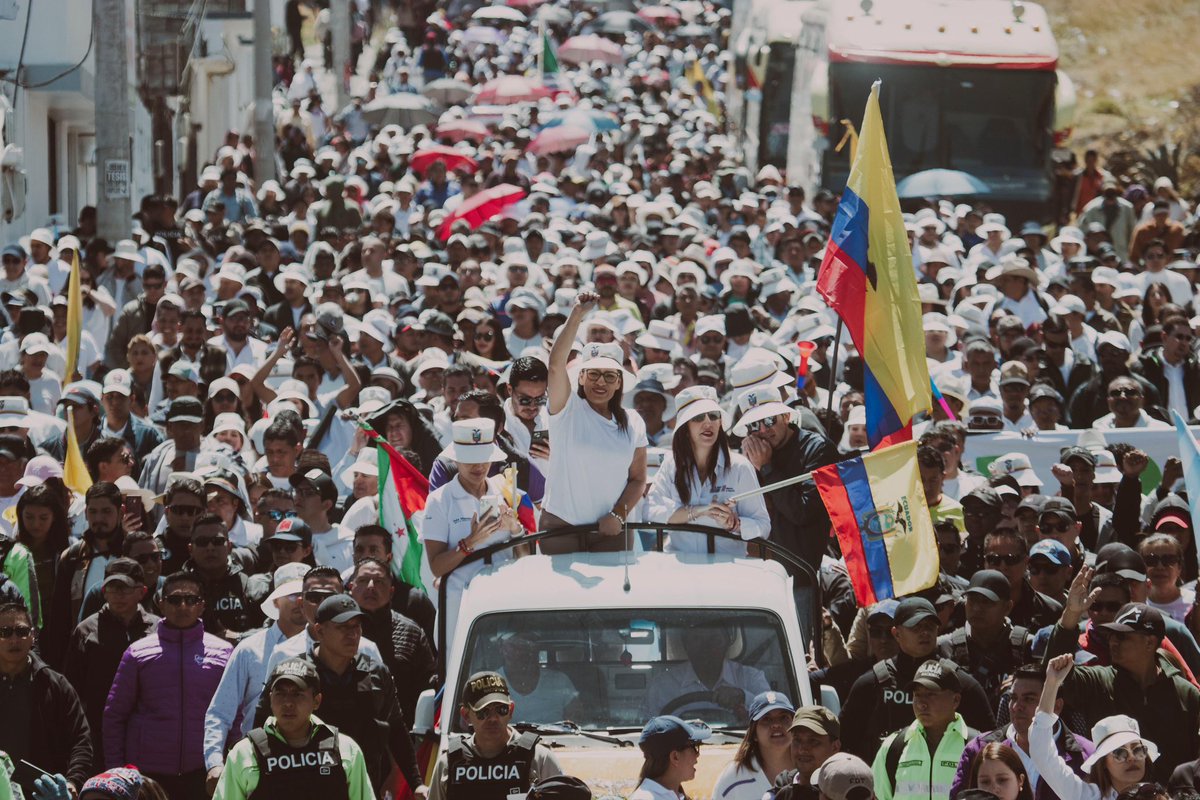 zaidarovira's tweet photo. #EcuadorNoAguantaParos. 
Hoy #Latacunga fue la voz de todo un país que exige un nuevo rumbo con una Constituyente. El pueblo ecuatoriano quiere trabajar, no paralizarse. Somos gente que madruga, produce y jamás se detiene. El Ecuador avanza con firmeza y no retrocede ante los que buscan caos.
@DanielNoboaOk