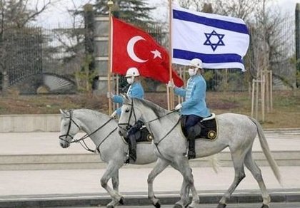 Hiçbir Arap veya İslâm ülkesi, İsrail için bu düzeyde resmî bir tören yapmadı.

Güney Kürdistan ve Rojava'da da böyle bir şey yaşanmadı.

Burası Ankara, Türkiye'nin başkenti, İsrail Cumhurbaşkanı için resmî törenden bir kare.
