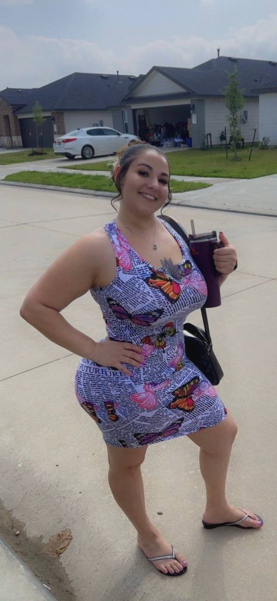 Қыз қолымен анусты мастурбациялайды.