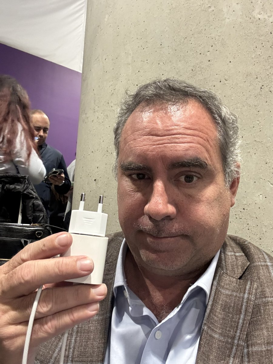 Llegué al aeropuerto directo del norte chico, tenía 3% de batería. Felizmente llevaba en mi bolsillo el cargador del celular. Grande fue mi sorpresa cuando comprobé que en TODO el aeropuerto no tienen toma corriente para enchufes nacionales, solo para formato europeo, aun en el