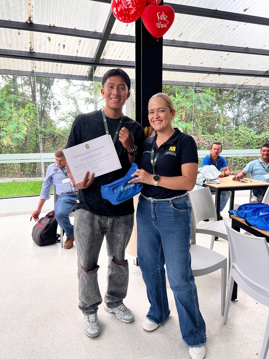 👩‍🎓🧑‍🎓 ¡Hoy certificamos a operarios rurales en toma de muestras y operación de PTAP!
Gracias al trabajo conjunto entre @senacaldasoficial y el PDA, fortalecemos la gestión del agua 💧 en Caldas.
🍾 También celebramos con un recorrido por la Licorera. ¡Orgullo caldense!