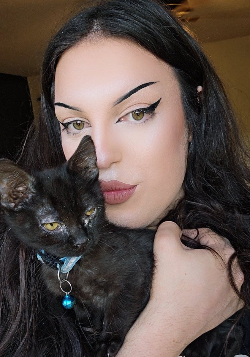 SpookySnowflake tweet media