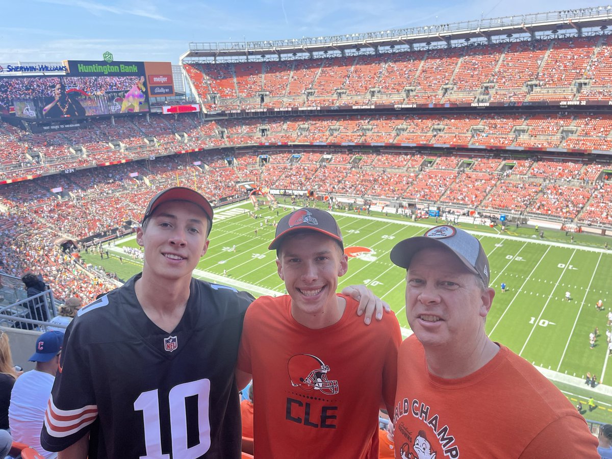 DaneGoettemoel2's tweet photo. Little late but Happy Victory Monday!! #DawgPound https://t.co/KsDc9qvuFC