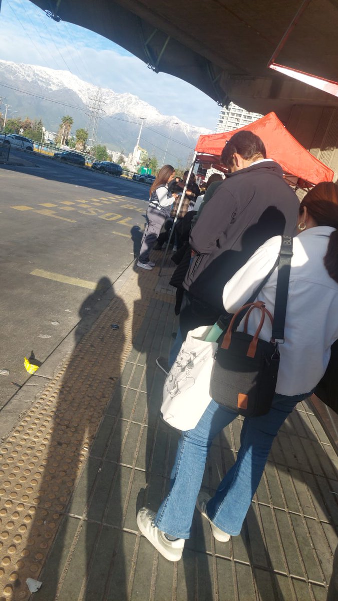 constanzafcase1's tweet photo. @Red_Movilidad  más de 100 personas esperando el servicio H05 que pésimo servicio es este no sirve de nada cambiar las micros si el recorrido es una porquería https://t.co/RfN0TH42Mb