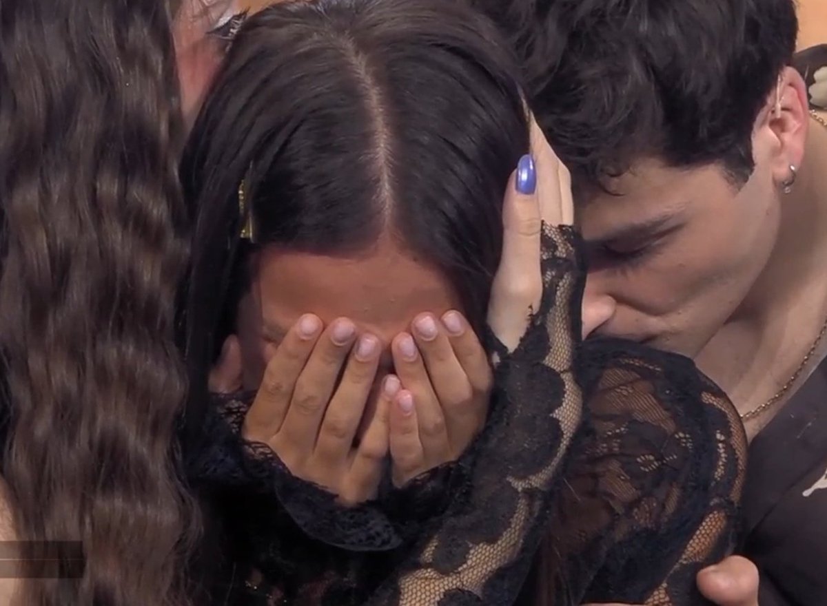 hodarsround's tweet photo. que dolor... la pobre hizo lo mejor que pudo con la voz jodida, mejoró muchísimo. #OTGala1 https://t.co/utxnMvMm4Y