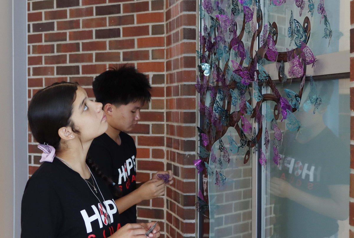 LPSorg's tweet photo. Students at @ParkMS_Panthers & @lnshigh spread messages of hope and encouragement to their classmates with Hope Squad activities during #SuicidePreventionMonth! 💛
Read more in this story: https://t.co/6g8NEiWfqf #LPSProud #LPSCares https://t.co/JxPIm83tJN